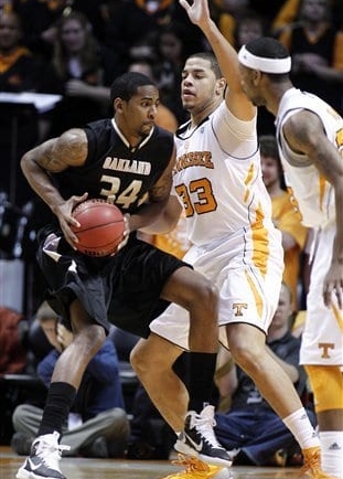 Keith Benson leads Oakland University to best win in program history over No. 7-ranked Tennessee